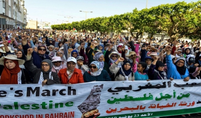 آلاف المغربيين يخرجون للشوارع ضد 