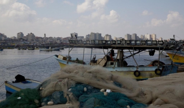 بذريعة الحرائق: الاحتلال يقلص مساحات الصيد ببحر غزة