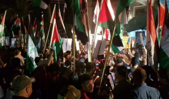 متظاهرون عراقيون يرفعون العلم الفلسطيني على السفارة البحرينية