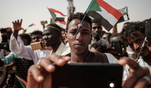 تظاهرات ضخمة في السودان دفاعًا عن سلمية الثورة ومدنيّتها