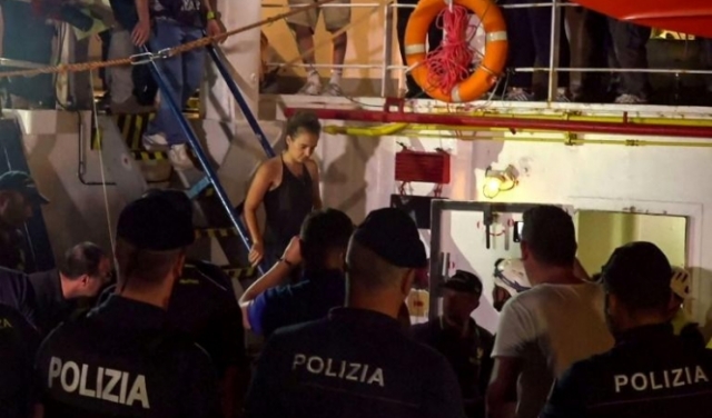 إيطاليا: اعتقال قبطان سفينة إنقاذ بعد رسوها 