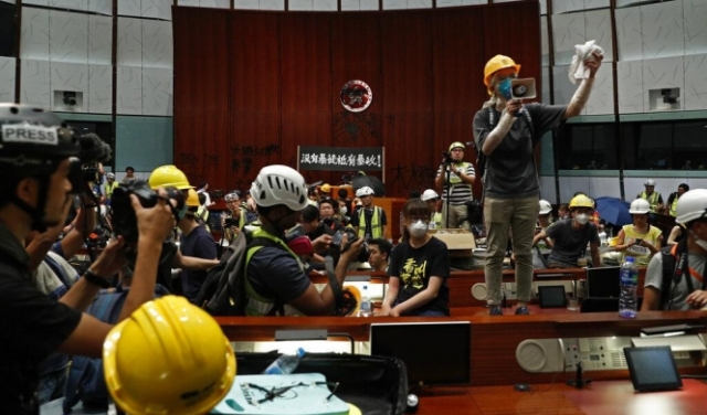هونغ كونغ: المتظاهرون يقتحمون مقر البرلمان 
