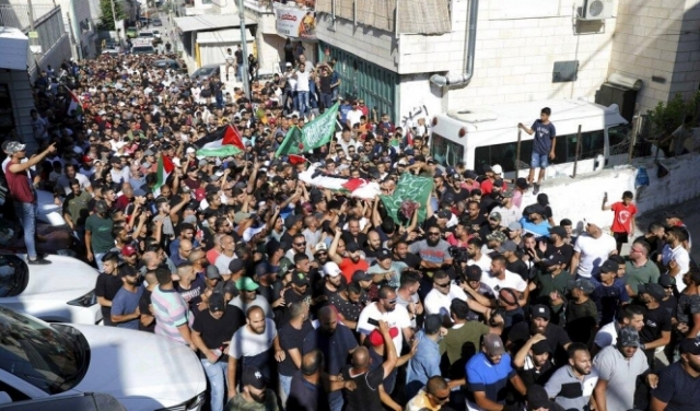 القدس: الآلاف يشيعون جثمان الشهيد عبيد