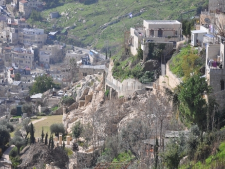 عشرات المنازل والمنشآت بسلوان مهددة بالانهيار بسبب حفريات الاحتلال