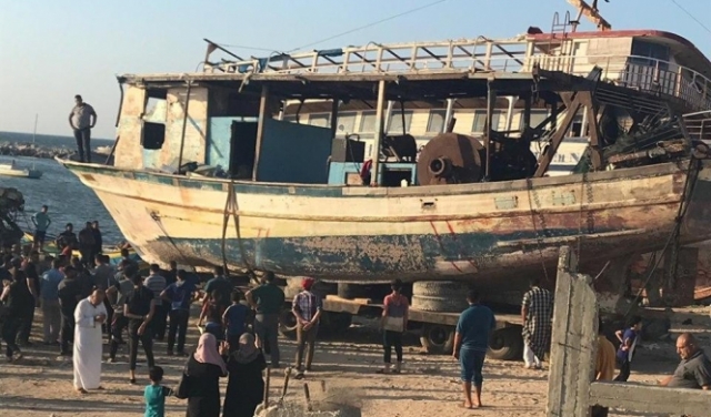 الاحتلال يسلم 20 قاربا محتجزا للصيدين بغزة