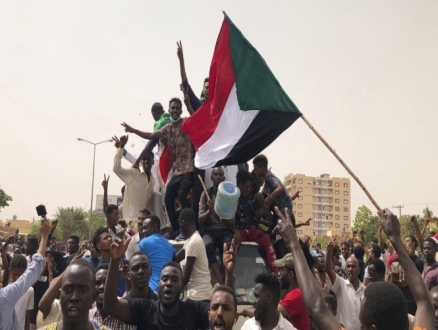 رغم المفاوضات: آلاف الطلاب يتظاهرون بالسودان لتسليم السلطة للمدنيين