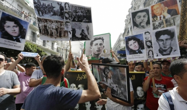 تظاهرات ضخمة في الجزائر تعزز ذكرى الاستقلال حماستها