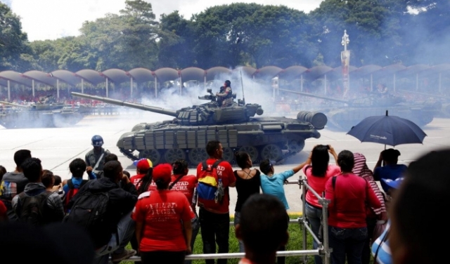 فنزويلا: مادورو يتمسك بالجيش وغوايدو يعيد تعبئة أنصاره
