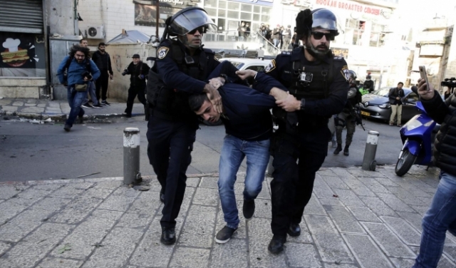 القدس: الاحتلال اعتقل فلسطينيا حمل سكينا