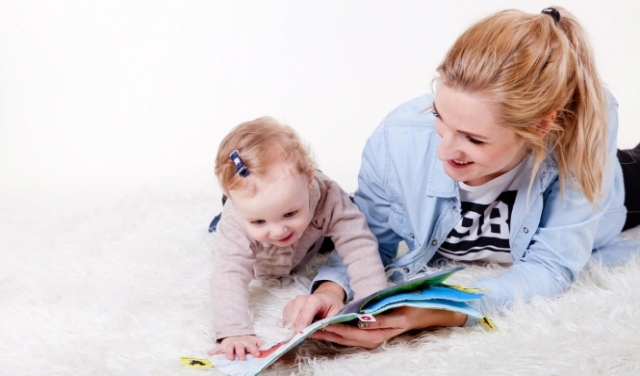 اقرأوا الكتب لأطفالكم لتُحسّنوا مهاراتهم في اللغة والرياضيات