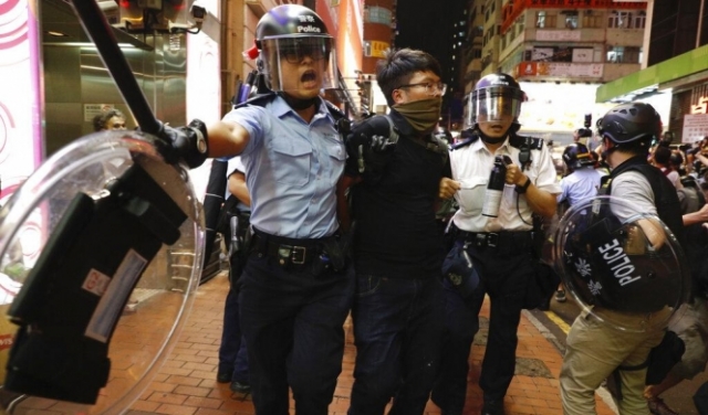 هونغ كونغ: اعتقال 6 نشطاء في مظاهرة حاشدة
