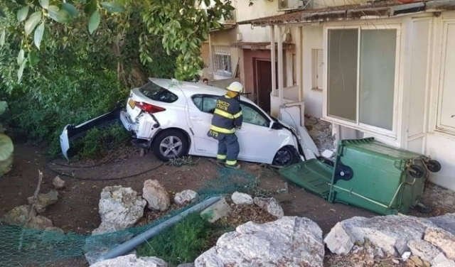 حيفا: فقدت السيطرة على سيارتها واصطدمت بمنزل