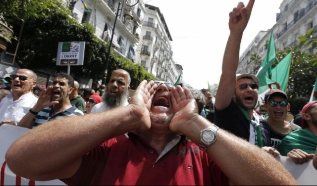 فرحة الجزائريين بالتأهل لا تثنيهم عن التظاهر
