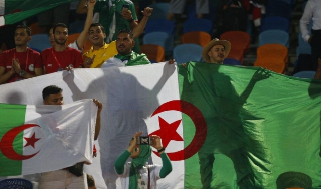 كرة القدم أداة سياسية: الجماهير المصريّة سنغالية أم جزائريّة؟