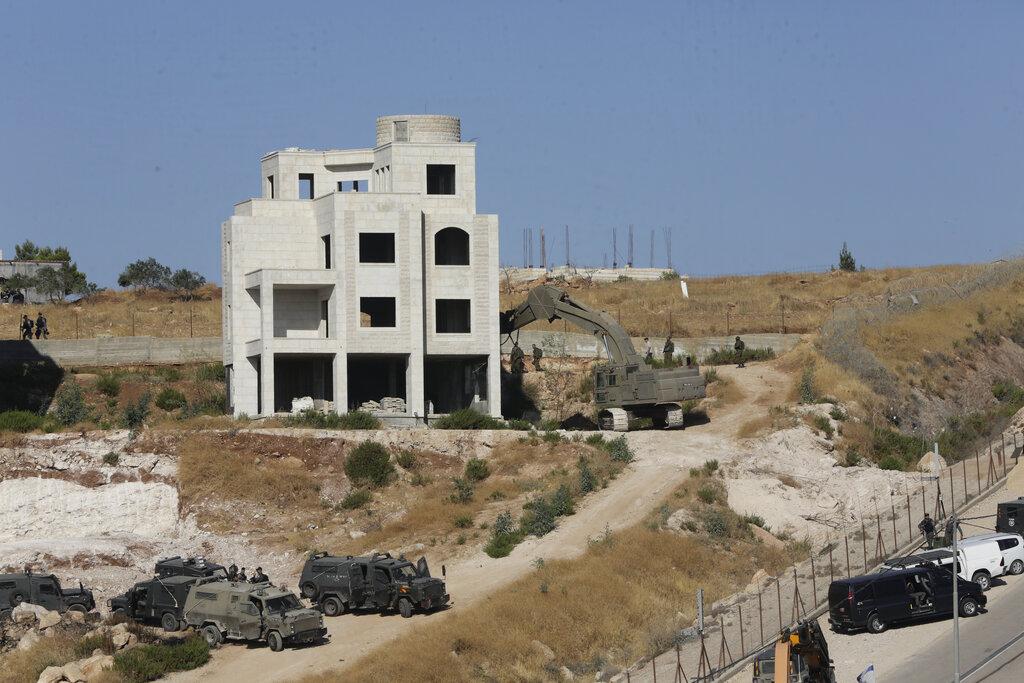 الاحتلال يهدم شققا سكنية في حي وادي حمص