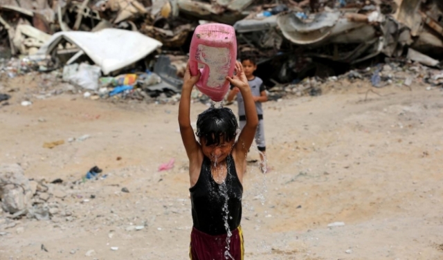 أطفال خان يونس بغزّة: متعة الماء وسط الحر