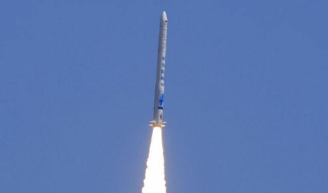 الصين: نجاح أول إطلاق خاص لصاروخ مداريّ