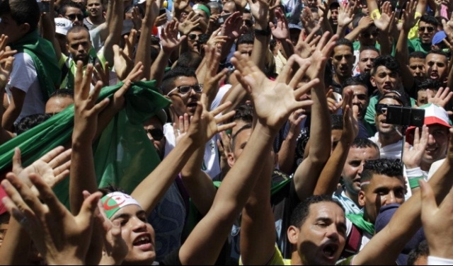 متظاهرو الجزائر يستبقون 