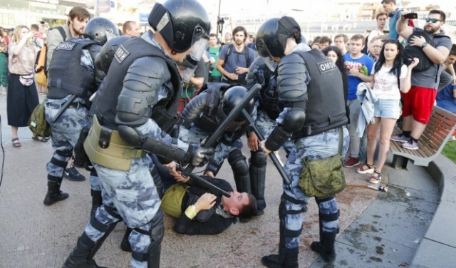 موسكو: الكرملين يواصل قمع معارضين ونحو 1400 معتقل 