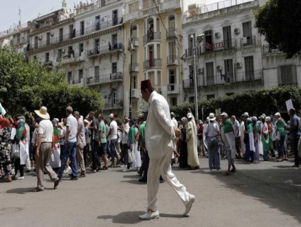 الجزائر: استحداث لجنة حكماء والشروع بجولات الحوار