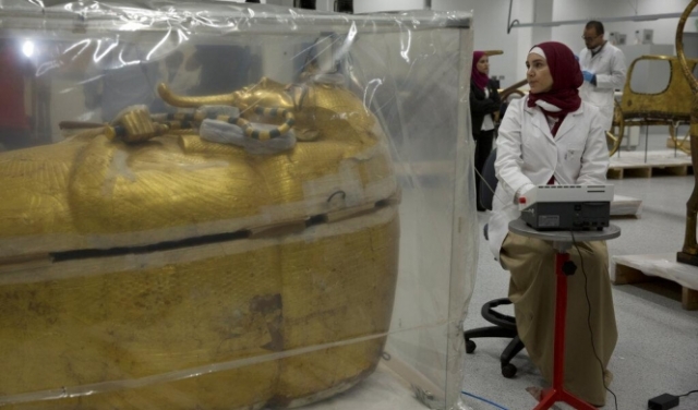 مصر: بدء أول عملية ترميم لتابوت توت عنخ أمون المذهب