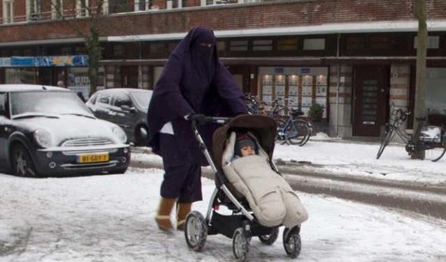 هولندا: بلدية تعتذر لامرأة منتقبة تعرضت لمعاملة غير عادلة