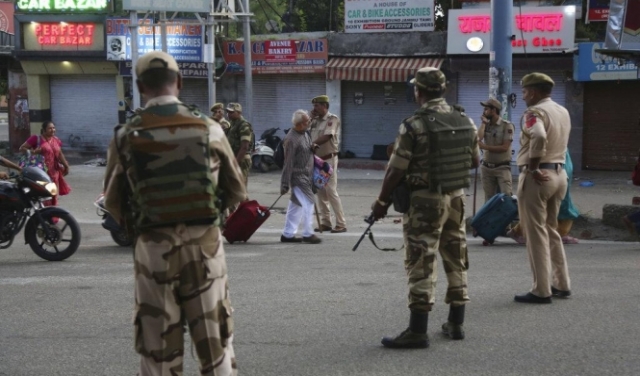 الهند تُلغي الحكم الذاتي بكشمير وتشن حملة أمنية ضد سكانها