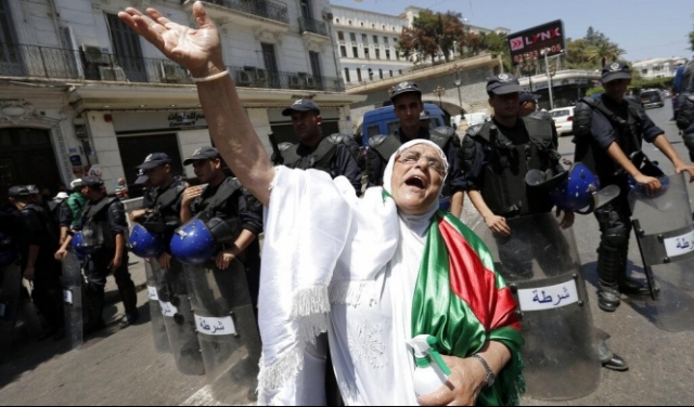متظاهرو الجزائر يلوّحون بالعصيان المدنيّ