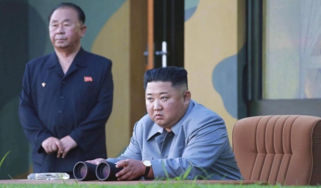 كوريا الشمالية تواصل الاستعراض العسكري وتطلق صاروخين باليستيين