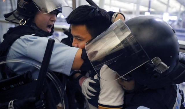 اشتباكات في مطار هونغ كونغ والاتحاد الأوروبي يدعو لضبط النفس