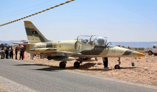 قتيل وجرحى بقصف طيران حفتر لمطار العاصمة الليبية  