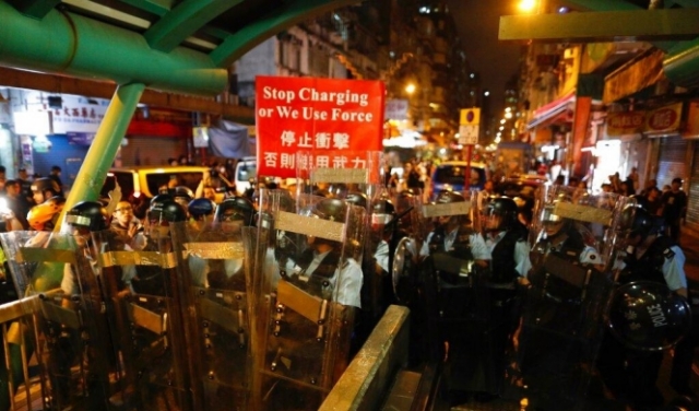 الصين تحشد قواتها قبالة هونغ كونغ مع تجدد الاحتجاجات
