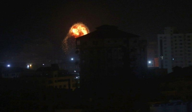غارات إسرائيلية على غزة وإطلاق قذيفة باتجاه بلدات إسرائيلية