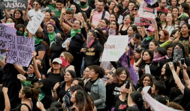 آلاف المكسيكيات يتظاهرن ضد اغتصاب الشرطة لقاصرات  