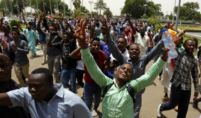 السودان يحتفل السبت بتنفيذ الاتفاق للانتقال إلى الحكم المدني 