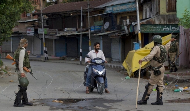 كشمير: الهند تعتقل الآلاف وتستمر بفرض قيودها الأمنية