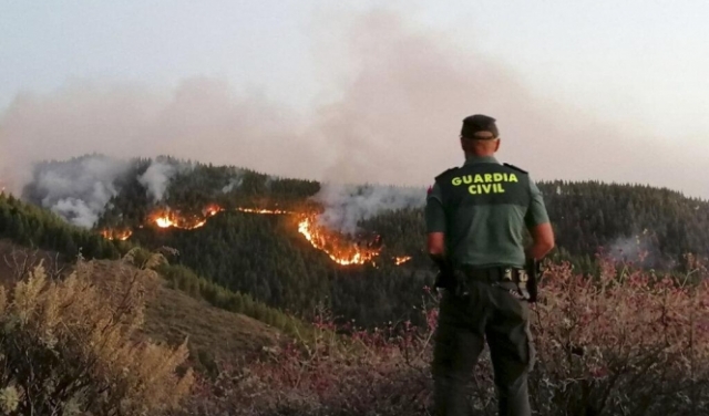 إجلاء 4 آلاف شخص من كبرى جزر الكناري نتيجة تفشي حريق الغابات