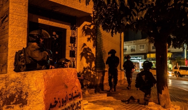 اعتقالات بالضفة ومطاردة عشرات العمال الفلسطينيين بالداخل