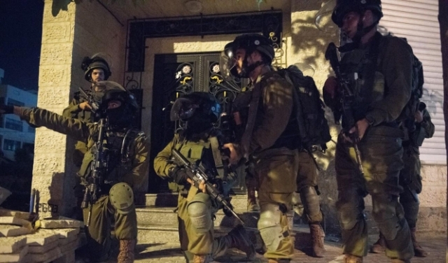 اعتقال 23 فلسطينيا بالضفة بينهم أسرى محررون