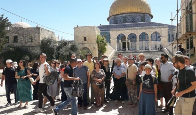 مستوطنون يقتحمون الأقصى وتقييدات على دخول الفلسطينيين للمسجد