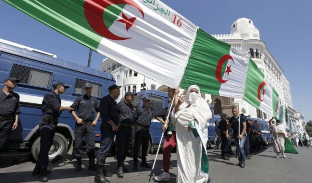 الحركة الاحتجاجية الجزائرية تُعاني من الجمود السياسي لكنها مستمرة