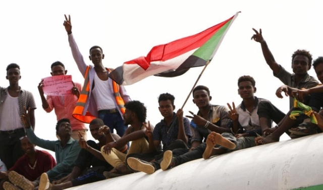 السودان: المجلس السيادي الانتقالي يباشر مهامه وحمدوك يصل الخرطوم