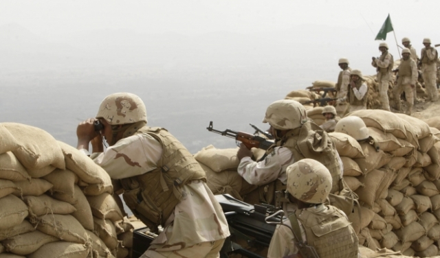 الحوثيون يقصفون قاعدة جوية بالسعودية ومعسكرا للتحالف