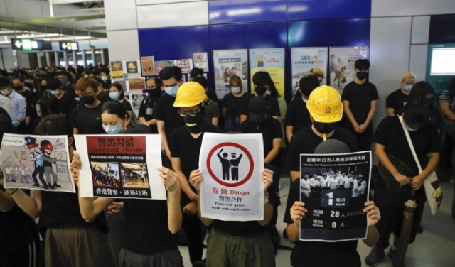 مُتظاهرو هونغ كونغ يستذكرون بطريقتهم اعتداءات الشرطة عليهم 