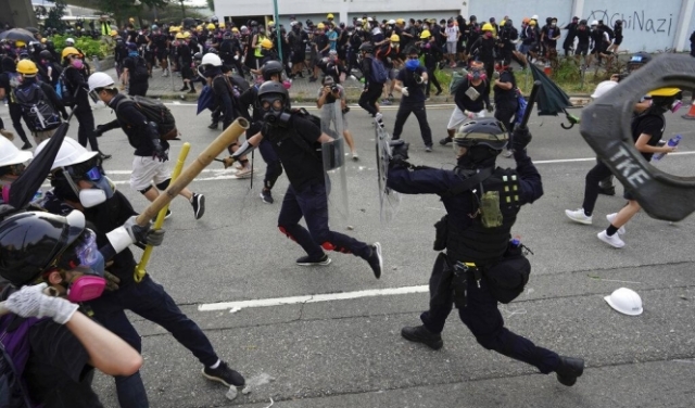 هونغ كونغ: آلاف المتظاهرين في مواجهات مع الشرطة