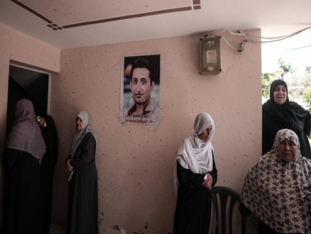 غزّة تشيّع جثمان "شهيد الغربة" وخشية من تعرض الآلاف لمصيره