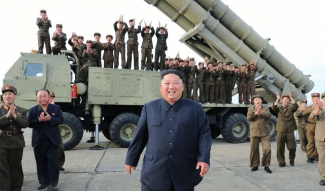 زعيم كوريا الشمالية يشرف على اختبار قاذفة صواريخ عملاقة 