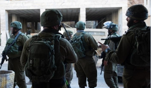   اعتقال 22 فلسطينيا بالضفة واستدعاء خطيب الأقصى للتحقيق