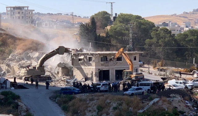  الاحتلال يهدم منزلا ومطعما قرب بيت جالا