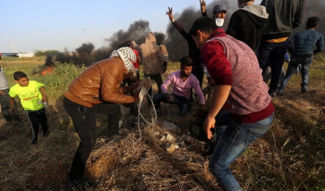 إصابة 54 غزيا بجراح جراء قمع الاحتلال مسيرة 